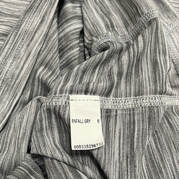 NWT Men’s Size Medium Fila Short Sleeve Quick Dry Logo Print Tee Rainfall Grey - Picture 8 of 9